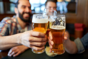 お酒を飲んでいる男性